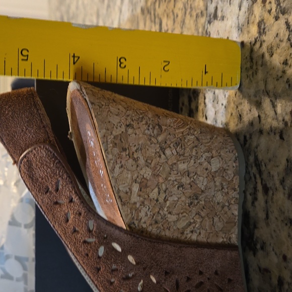 Kenneth Cole Reaction. Size 9. Brown heels - Picture 11 of 13